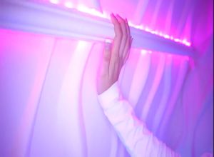 Секс с красоткой в неоновом свете